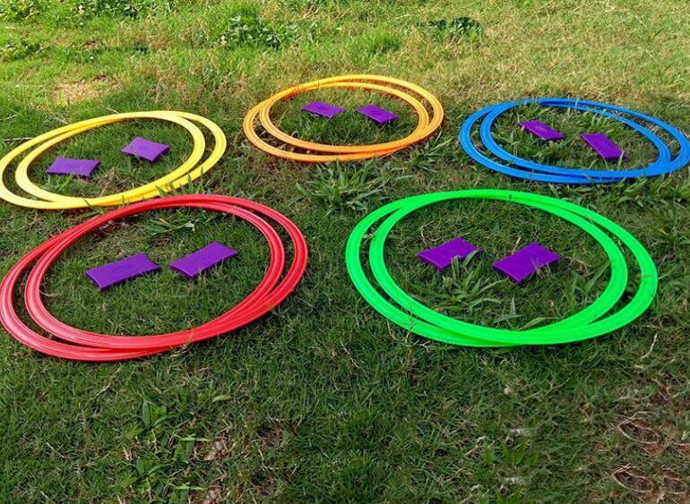 Les jeux d'intérieur de la maternelle et l'entraînement des enfants aux sports de plein air avec des équipements de marelle