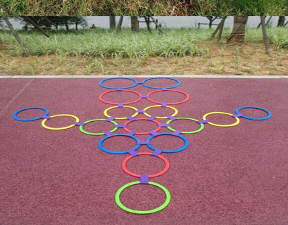 Les jeux d'intérieur de la maternelle et l'entraînement des enfants aux sports de plein air avec des équipements de marelle