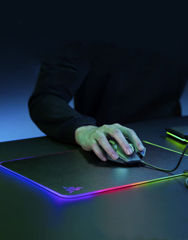 Tapis de souris de jeu Razer Firefly Hard V2 RGB personnalisable avec câble intégré et base en caoutchouc antidérapante