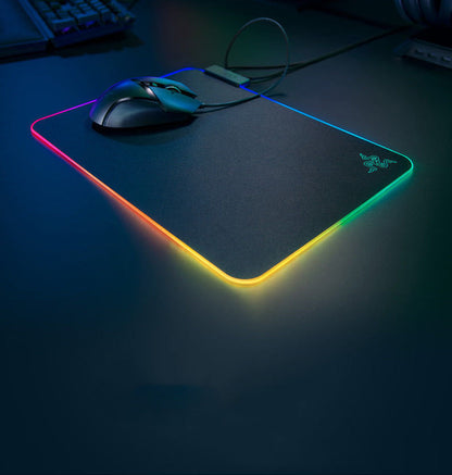 Tapis de souris de jeu Razer Firefly Hard V2 RGB personnalisable avec câble intégré et base en caoutchouc antidérapante