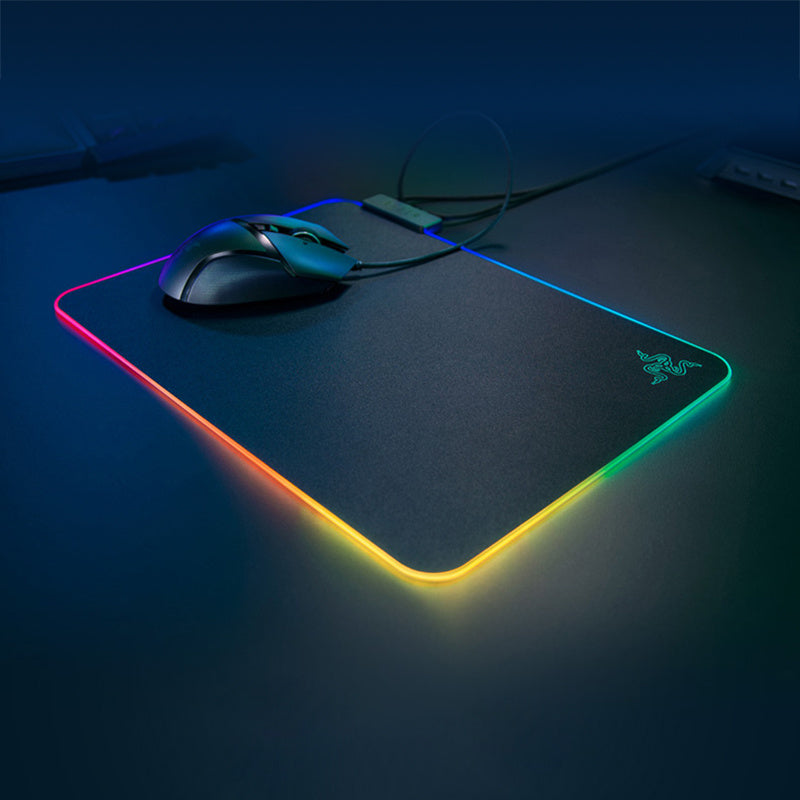 Tapis de souris de jeu Razer Firefly Hard V2 RGB personnalisable avec câble intégré et base en caoutchouc antidérapante