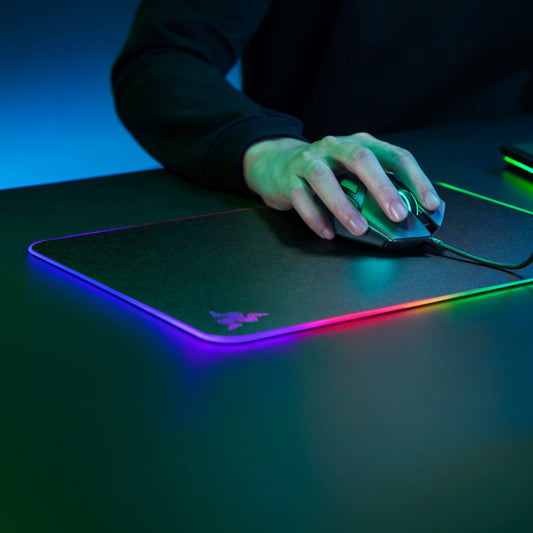 Tapis de souris de jeu Razer Firefly Hard V2 RGB personnalisable avec câble intégré et base en caoutchouc antidérapante