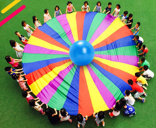 Jeux sportifs pour enfants en maternelle, éducation précoce et équipements de plein air et le parapluie arc-en-ciel