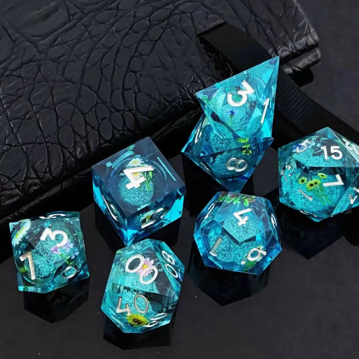 Christmas gift Liquid RPG Resin Dice, DND Dice set, Sharp Edge Dice for Dungeons and Dragons Games Dices Fish Diasy Resin Dice