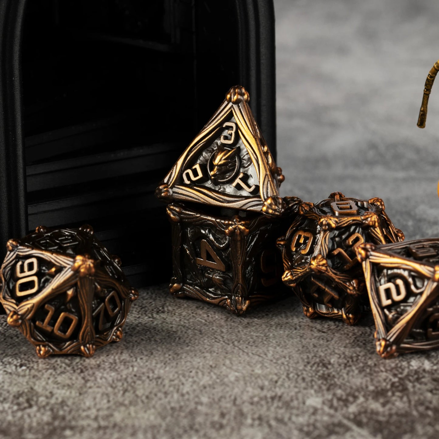 Ensemble de dés DND en métal Dés à bord tranchant Cadeau pour jeux de donjons et dragons Ensemble de dés polyédriques Jeux de rôle RPG DND Dice D20 D6