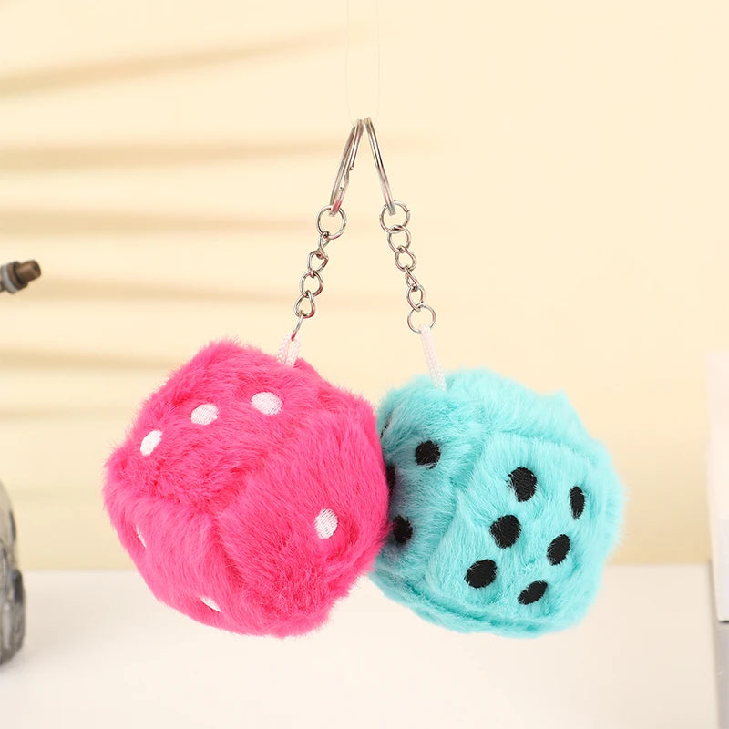 Lot de 2 porte-clés en peluche en forme de dés de 6 cm, pendentif doux en peluche, pour sac à dos, voiture, décoration, cadeau pour enfant