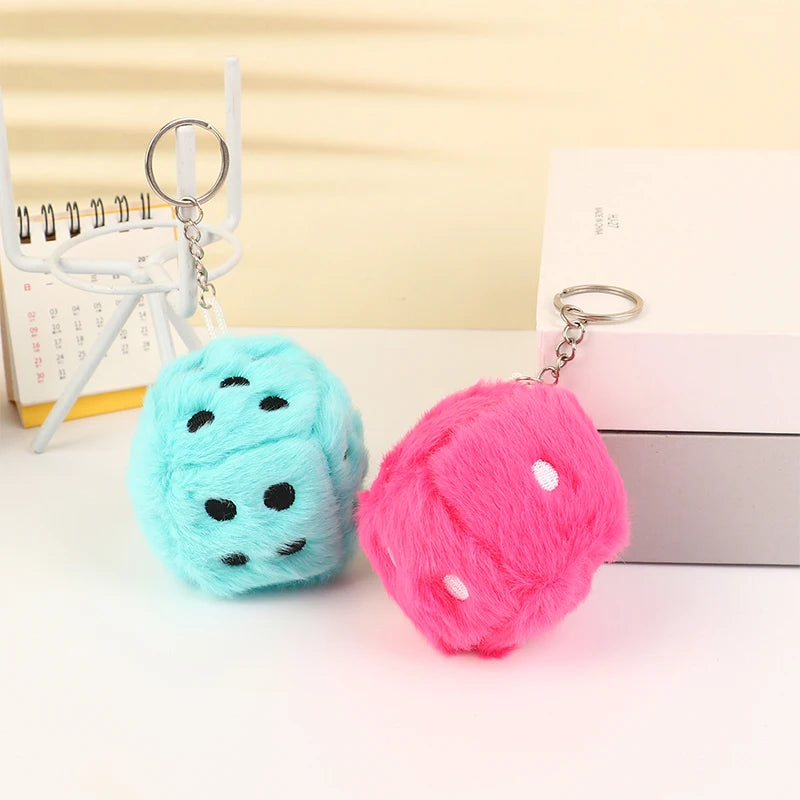 Lot de 2 porte-clés en peluche en forme de dés de 6 cm, pendentif doux en peluche, pour sac à dos, voiture, décoration, cadeau pour enfant