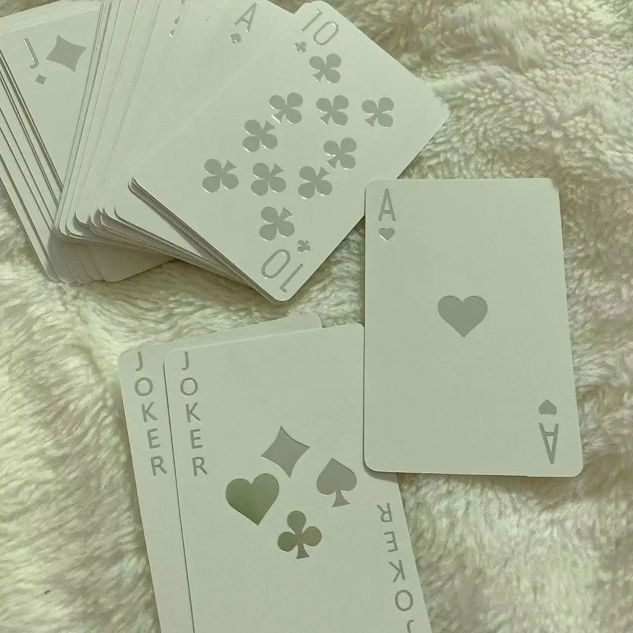 Cartes à jouer mignonnes cartes à jouer lumineuses en édition limitée belles roses blanches dortoir de fête jouets de fête essentiels pour les filles