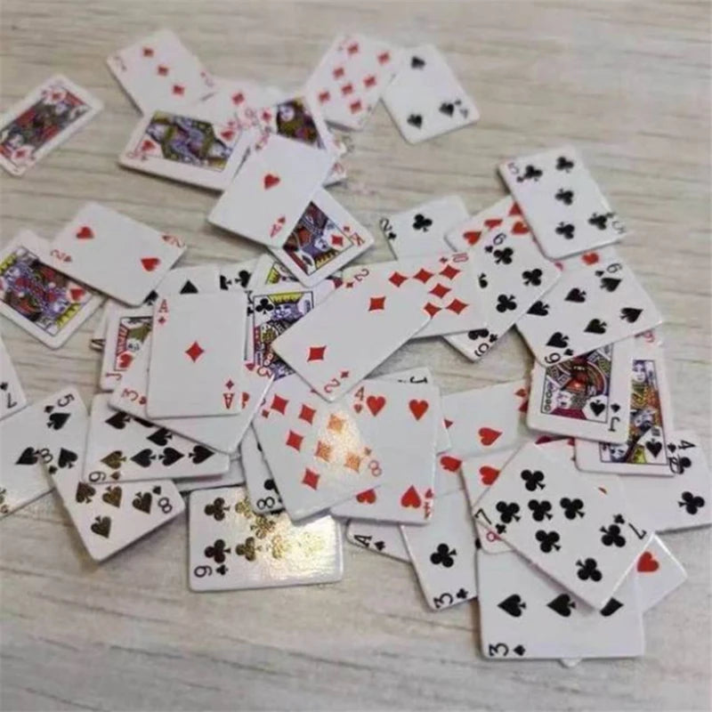 Nouveaux mini jeux de cartes amusants et mignons, jeux de poker, cartes super petites, cadeaux parodiques, jouets de voyage, accessoires de farces