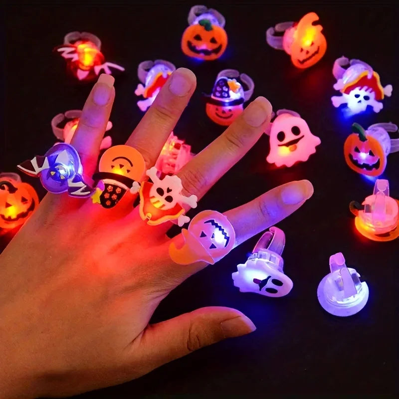 50 piezas de lindos anillos intermitentes con luces luminosas de dibujos animados para los dedos, anillos luminosos LED para suministros para fiestas de Halloween y Navidad