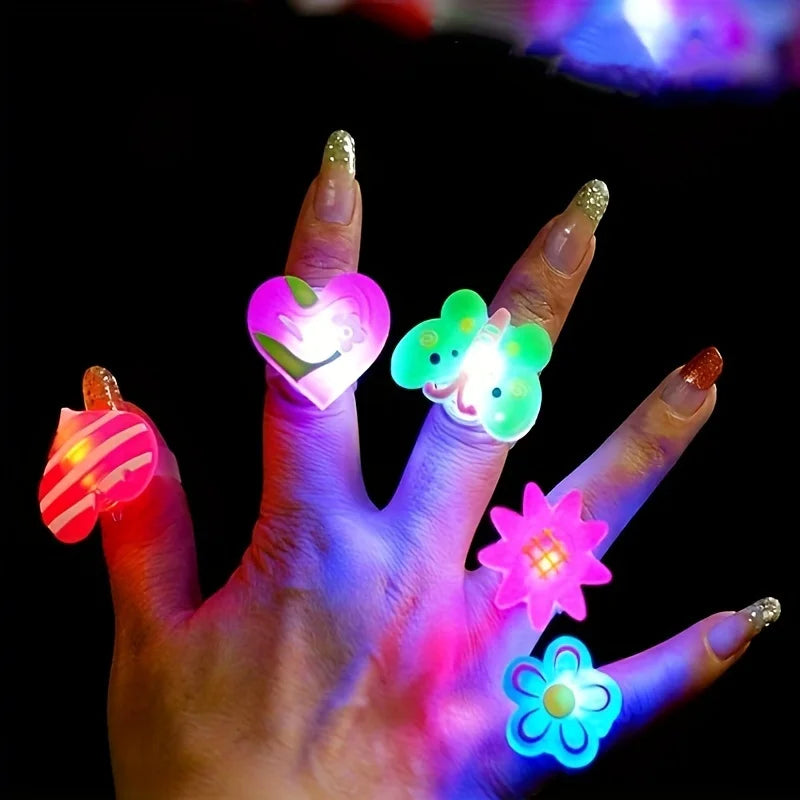 50 piezas de lindos anillos intermitentes con luces luminosas de dibujos animados para los dedos, anillos luminosos LED para suministros para fiestas de Halloween y Navidad