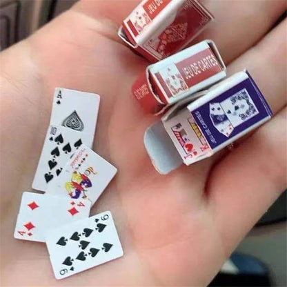 Nouveaux mini jeux de cartes amusants et mignons, jeux de poker, cartes super petites, cadeaux parodiques, jouets de voyage, accessoires de farces