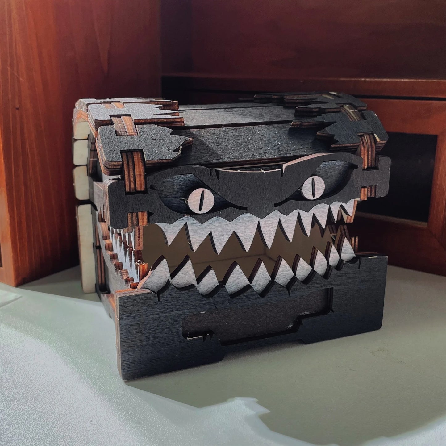 Bandeja de dados de madera para DnD, caja de dados decorativa, caja de colección de dados con dientes de monstruo para jugadores de rol, decoración del hogar, torre de dados de metal de resina