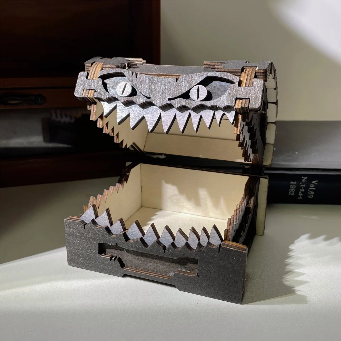 Bandeja de dados de madera para DnD, caja de dados decorativa, caja de colección de dados con dientes de monstruo para jugadores de rol, decoración del hogar, torre de dados de metal de resina