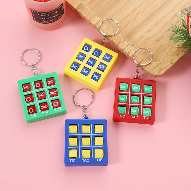 3 piezas nuevas Mini XO Tic-tac-toe llavero de escuela primaria juego de mesa de plástico Sanko Toy Venta de juegos para enviar regalos de cumpleaños