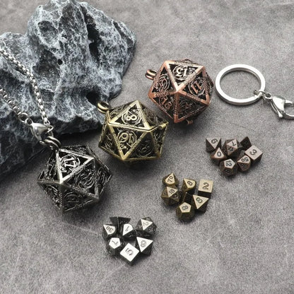 1 ensemble de mini dés DND en métal avec étui à dés en fer antique creux D20 collier ensemble de dés en métal antique minuscule porte-clés D&amp;D portable